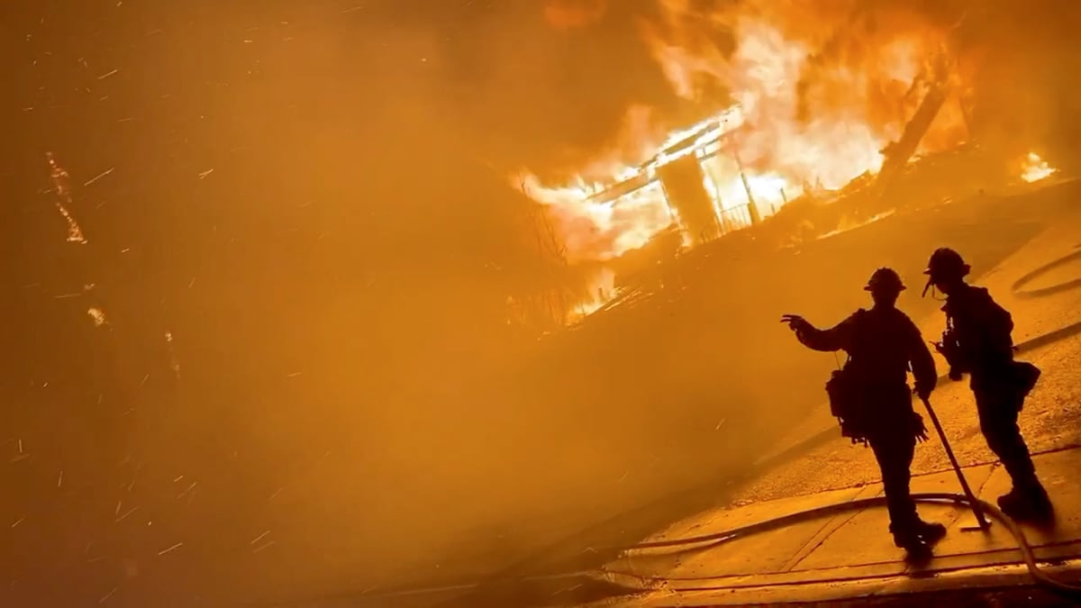 Les pompiers mobilises face aux flammes dans le sud de la californie