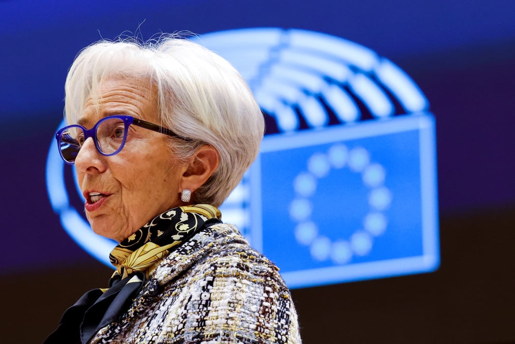 Lagarde reaffirme la determination de la bce face aux pression obligataires, rapporte bloomberg tv