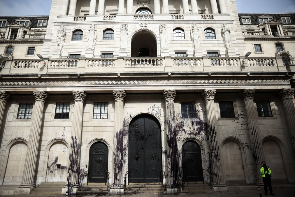 La banque d'angleterre laisse sa politique inchangee