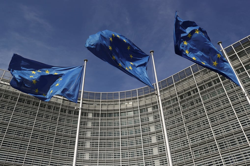 Des drapeaux de l'ue devant le siege de la commission europeenne