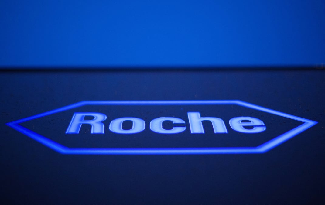 Le logo de la societe pharmaceutique suisse roche, devant son siege a rotkreuz
