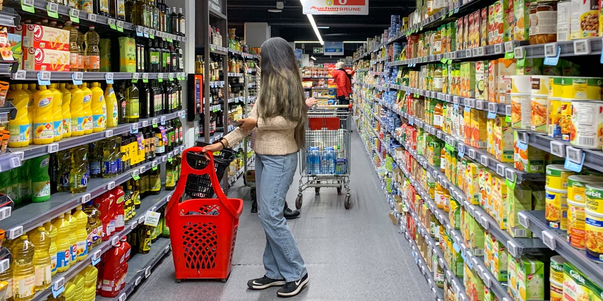 Les supermarchés doivent vendre les produits alimentaires au moins 10 % plus cher que le prix auquel ils les ont achetés.