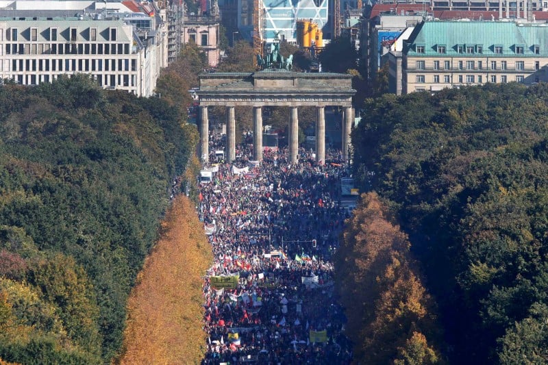 Manifestation a berlin contre le projet d'accord de libre-echange entre l'ue et les usa