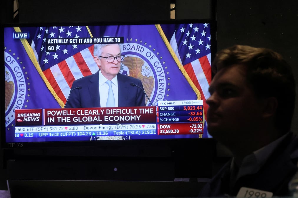 Le president de la reserve federale jerome powell sur un ecran a wall street