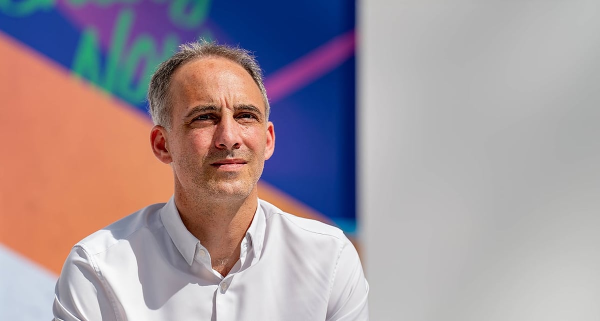 Candidat à la présidentielle de 2027, Raphaël Glucksmann aiguise son plan d'attaque.
