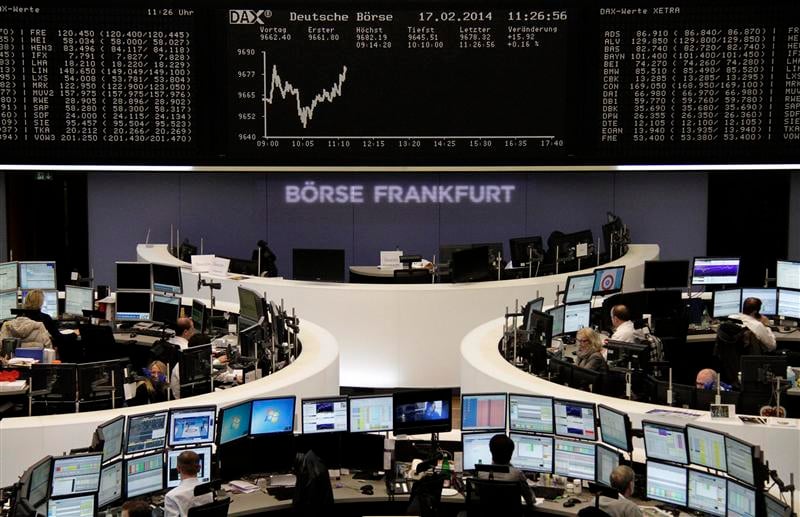 Les Bourses européennes restent stables à la mi-séance