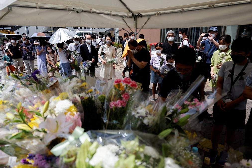 Les japonais pleurent leur ancien premier ministre, shinzo abe