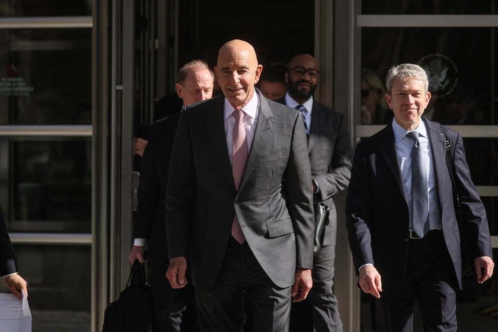Thomas barrack, ami milliardaire de donald trump, quitte le palais de justice a brooklyn, new york