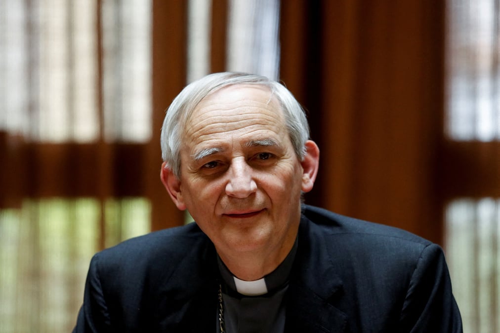 Le cardinal matteo zuppi lors d'une conference de presse au vatican