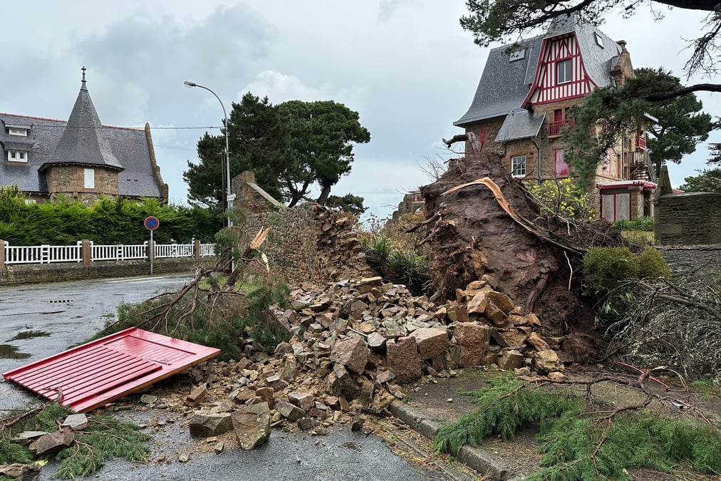 Les intempéries qui ont frappé le nord-ouest de la France entre le 1er et le 5 novembre « ont occasionné au total 517.000 sinistres (et) le coût total s'élève à 1,3 milliard d'euros », a indiqué de son côté France Assureurs.