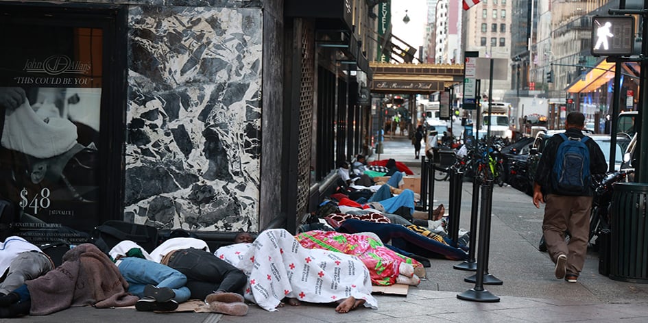 Migrants endormis près de l’hôtel The Roosevelt dans Manhattan, au sud de Central Park, en juillet.