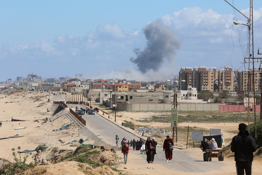 Photo d'archives des palestiniens fuyant le nord de gaza en raison de l'offensive militaire israelienne se deplacent vers le sud
