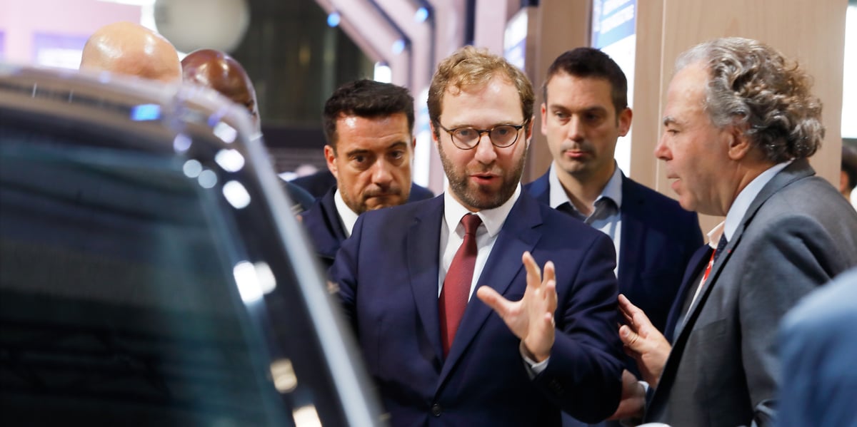 Antoine Armand, le nouveau ministre de l'Economie et des Finances (au centre), a été l'un des nombreux visiteurs de marque au Mondial de l'Auto. Il est ici accompagné par Luc Chatel, le président de la Plateforme automobile (PFA).