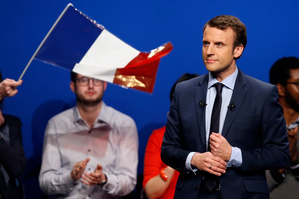 Emmanuel macron a un point de marine le pen, selon un sondage