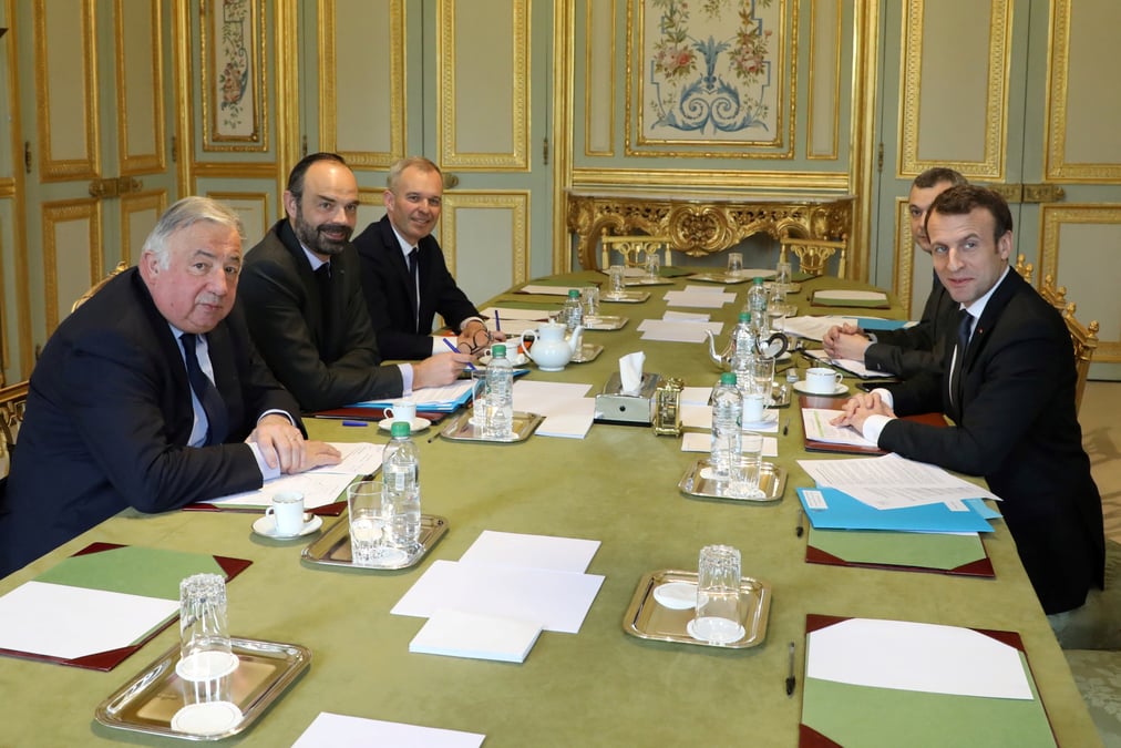 Larcher en "total desaccord" sur le nombre de parlementaires