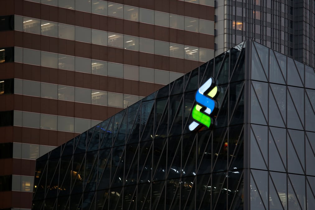 Le dfs new-yorkais met fin a la surveillance de stanchart