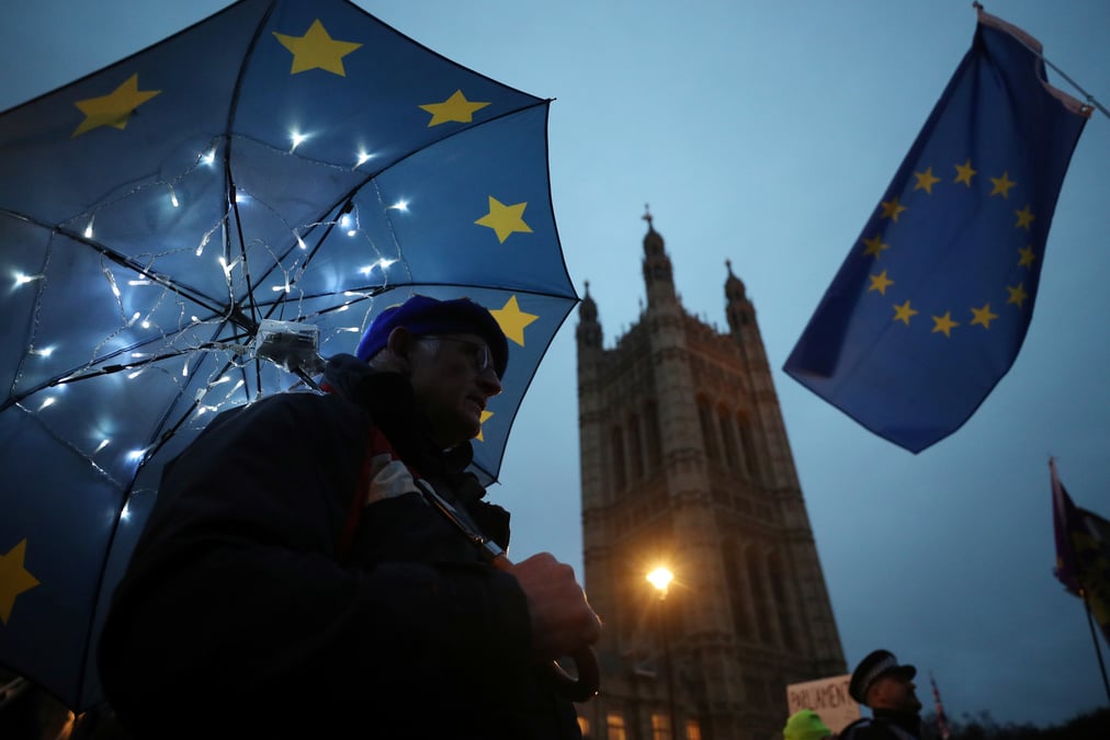 Brexit: westminster demande a may de renegocier, l'ue dit non