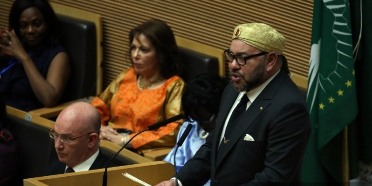 Le roi Mohammed VI adressant un discours devant les chefs d'Etat et de gouvernement, lors du sommet de l'Union africaine tenu le 31 janvier 2017 à Addis Abeba en Ethiopie.  Un discours qui intervient au lendemain de la réintégration du royaume chérifien au sein de l’organisation panafricaine, après trente-trois ans d'absence.