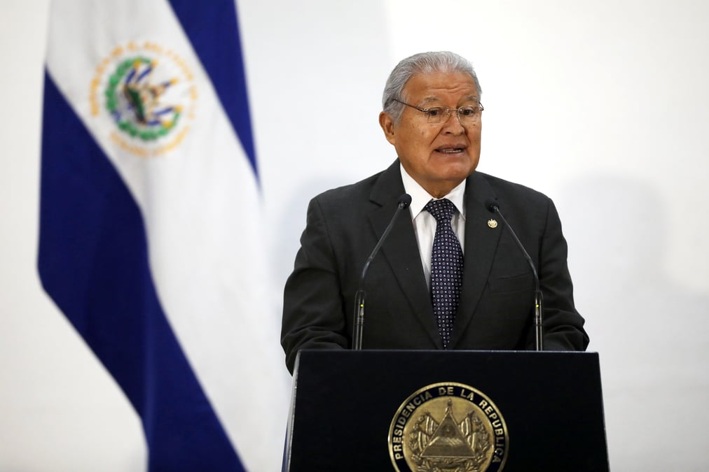 Le salvador ordonne l'arrestation de l'ancien president dans le cadre d'une enquete pour corruption