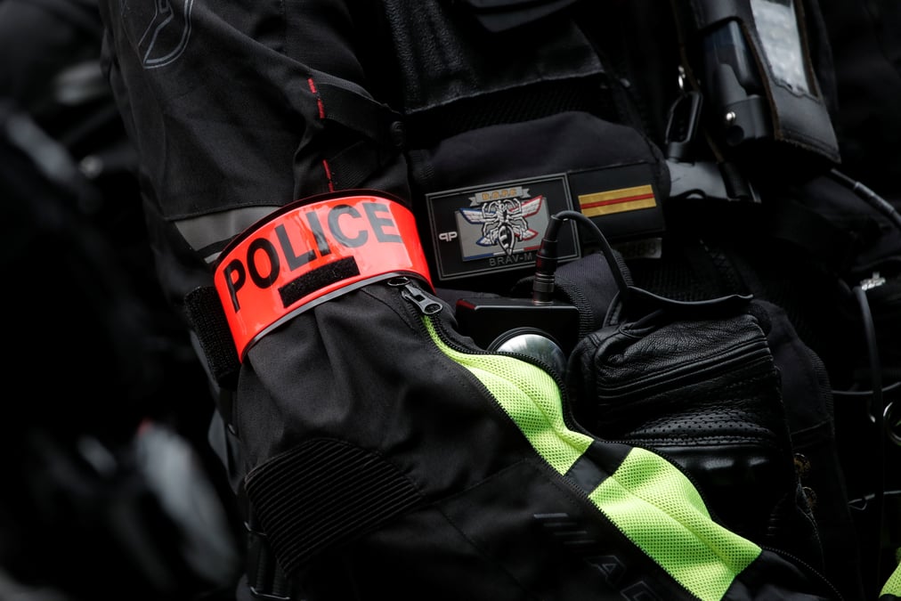 Un policier hors service poignarde a paris