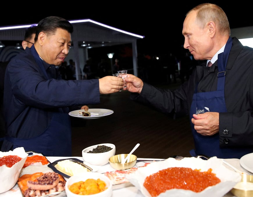 Le president russe vladimir poutine et son homologue chinois xi jinping lors d'une visite a vladivostok