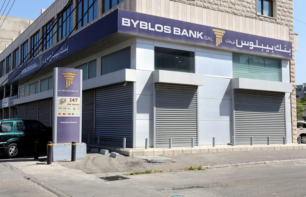 Une agence fermee de la byblos bank, dans la ville de ghazieh, dans le sud du liban