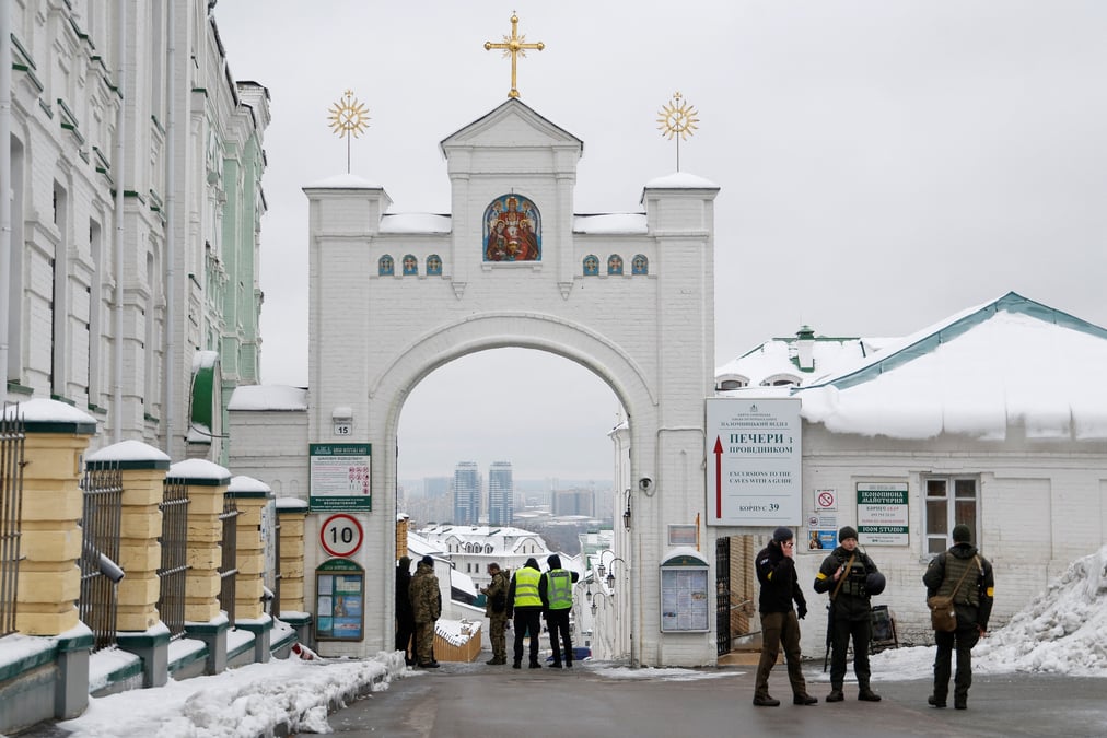 La police et les services de renseignement ukrainiens a l'entree du monastere de kyiv-pechersk