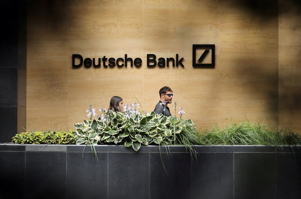Des personnes passent devant un bureau de la deutsche bank a londres