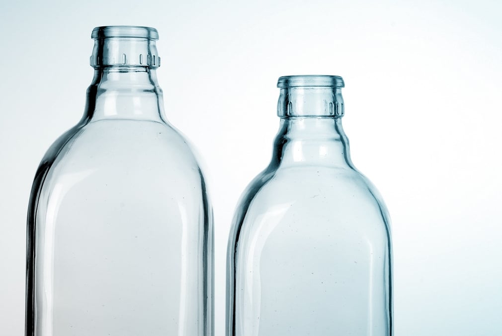 Les bouteilles en verre seront les premières concernées par cette expérimentation, avec des formats standards réemployables prévus pour mai 2025. (Photo d'illustration)