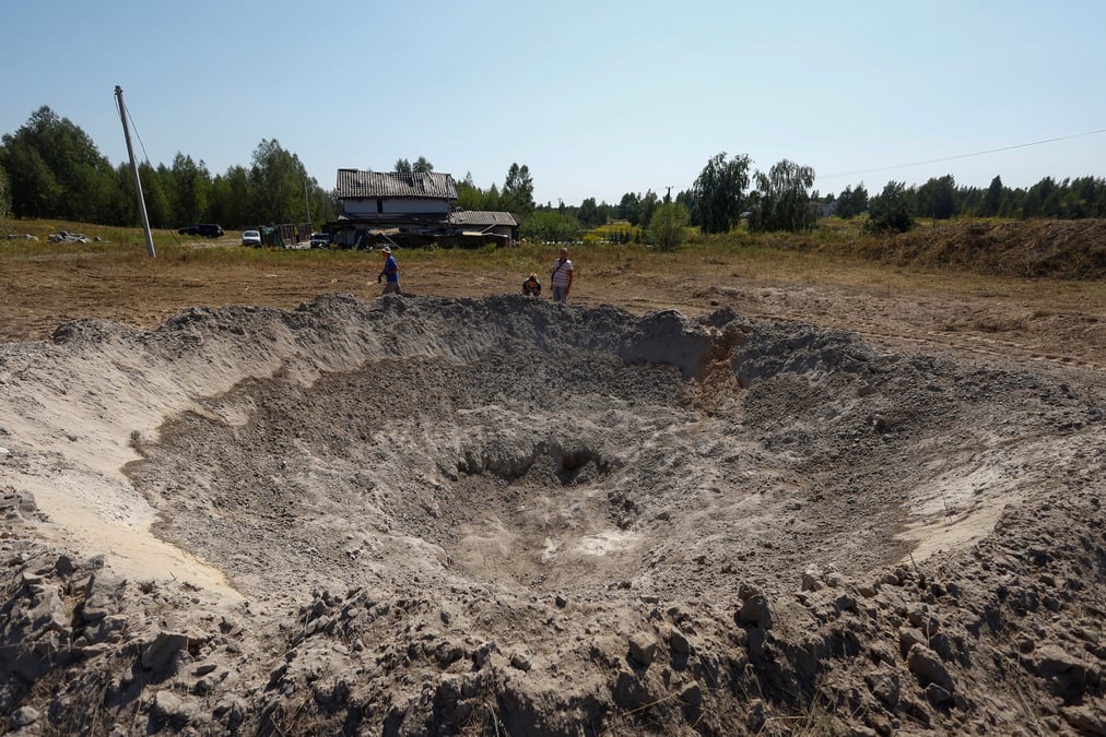 Un cratere apparu lors d'une frappe de missile russe pres de kyiv