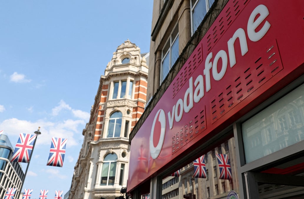 L'enseigne de vodafone est affichee sur l'une de ses boutiques a londres