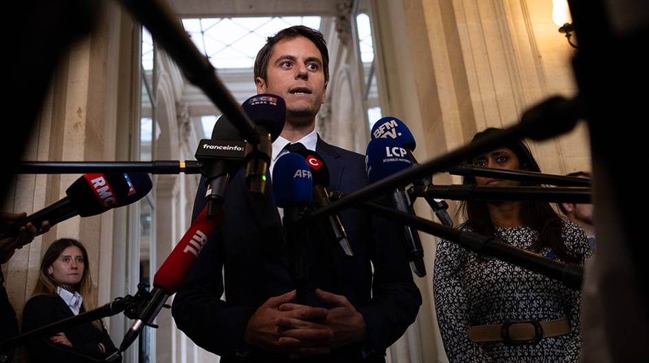 Gabriel Attal a dénoncé « les attaques du RN contre nos institutions ».