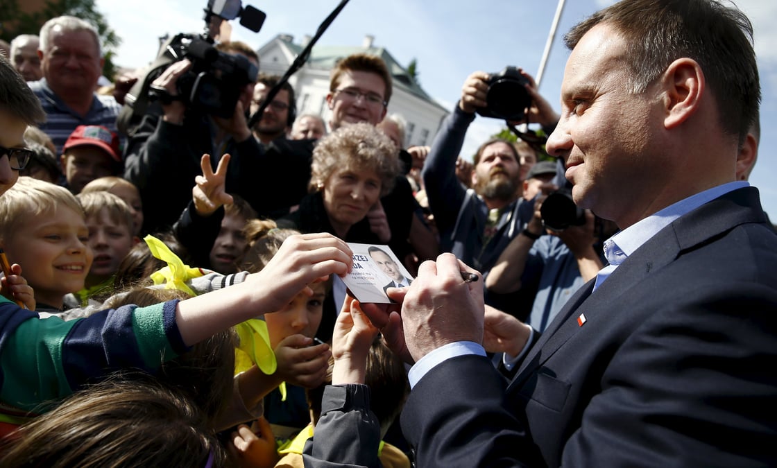 Andrzej duda devance le president sortant au 1er tour en pologne