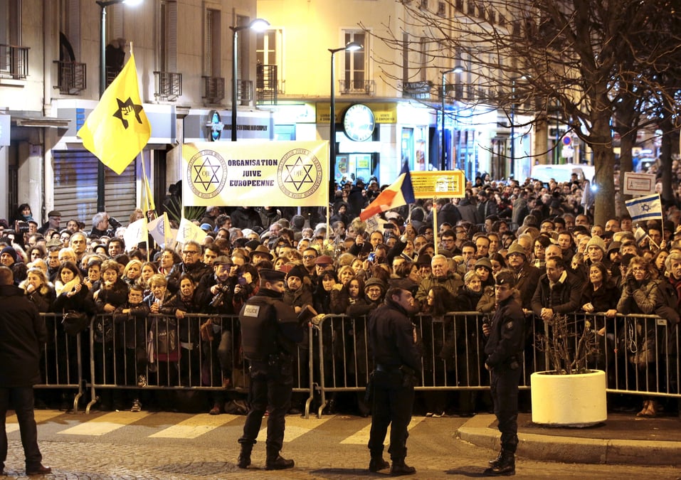 Devant l'hyper cacher, hommage aux victimes des attentats
