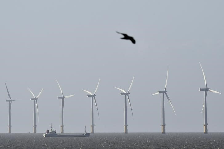 Les eoliennes edf en mer au large de saint-nazaire contestees