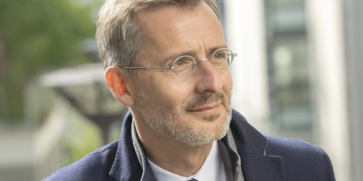 Alors que, selon les règles mises en place par le gouvernement, un employé au chômage partiel ne touche que 84% de son salaire pris en charge en partie par l'Etat, Bouygues Telecom "va compenser la perte des salaires pour les salariés qui sont en chômage partiel" pendant les 15 premiers jours et "prendra à sa charge les 16% qui normalement sont en baisse de rémunération", a déclaré Didier Casas, le directeur général adjoint de Bouygues Telecom.