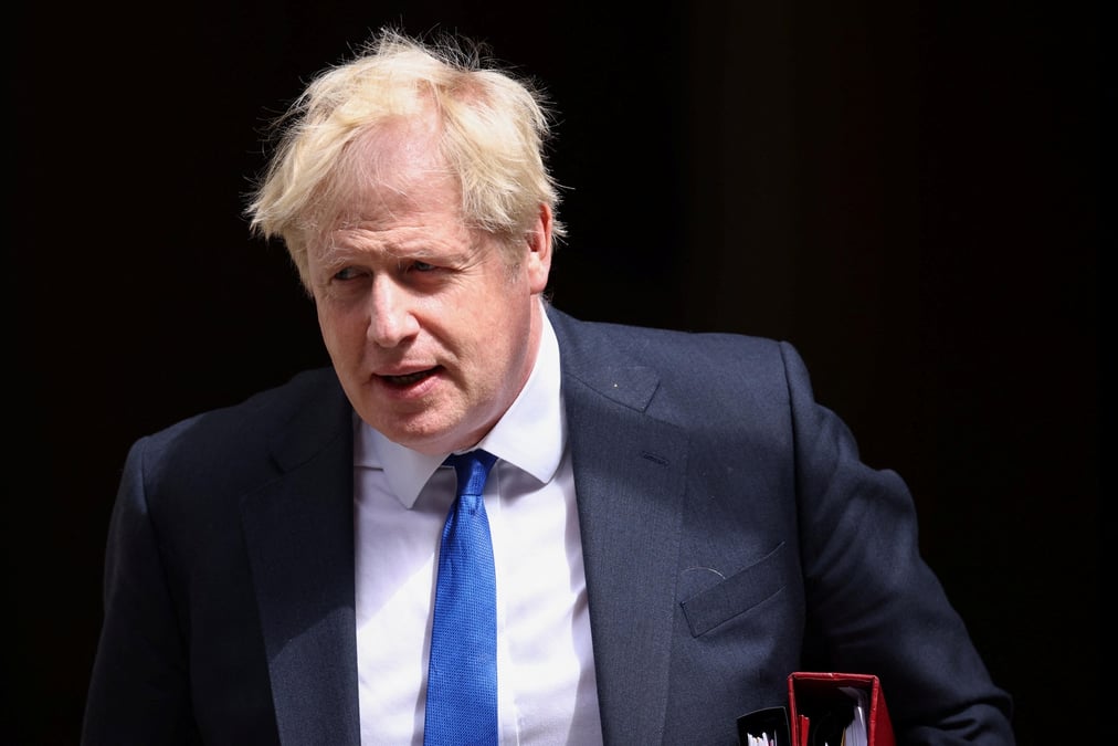 Grande-bretagne: boris johnson s'accroche au pouvoir malgre les departs en cascade