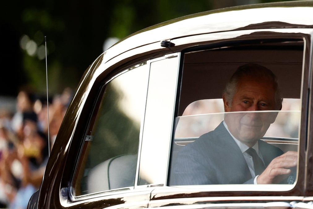 Le roi charles iii quitte le palais de buckingham