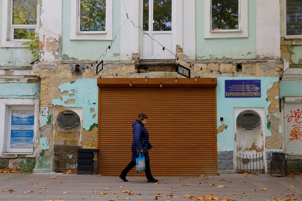 Une femme marche dans la rue a kherson, en ukraine controlee par la russie