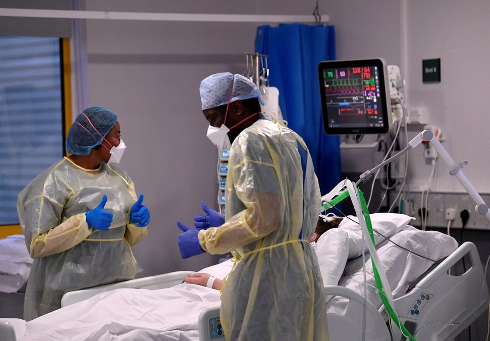 Le personnel medical traite les patients a l'hopital universitaire de milton keynes, en grande-bretagne