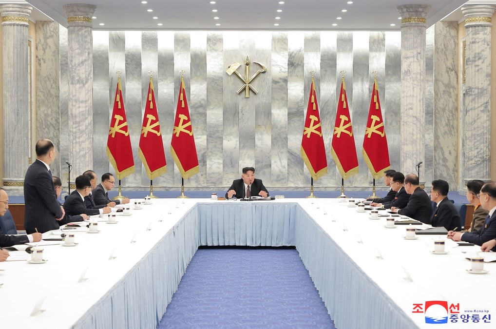 Le dirigeant nord-coreen kim jong un lors d'une reunion du bureau politique du 8e comite central du parti des travailleurs de coree (wpk), a pyongyang