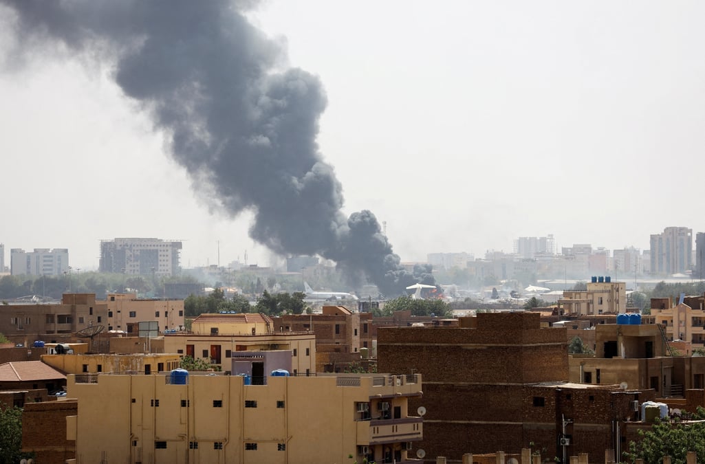 Photo de la fumee s'elevant d'un avion en feu a l'interieur de l'aeroport de khartoum