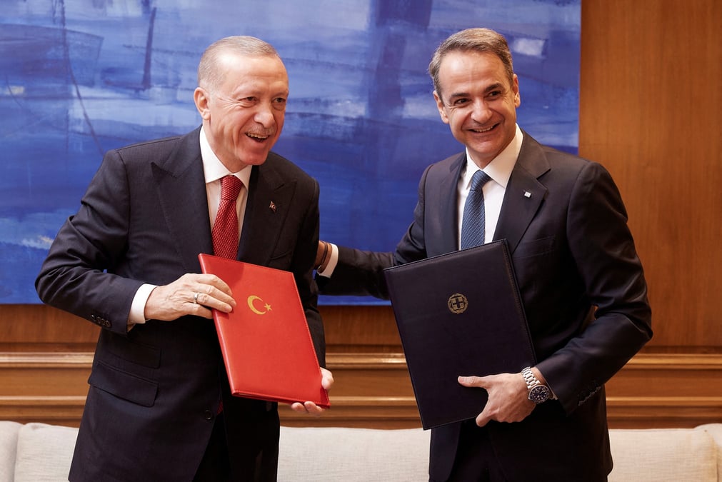 Le président turc Recep Tayyip Erdogan et le Premier ministre grec Kyriakos Mitsotakis ont affiché ce jeudi à Athènes leur volonté commune de chercher des solutions aux différends qui opposent leurs deux pays rivaux.