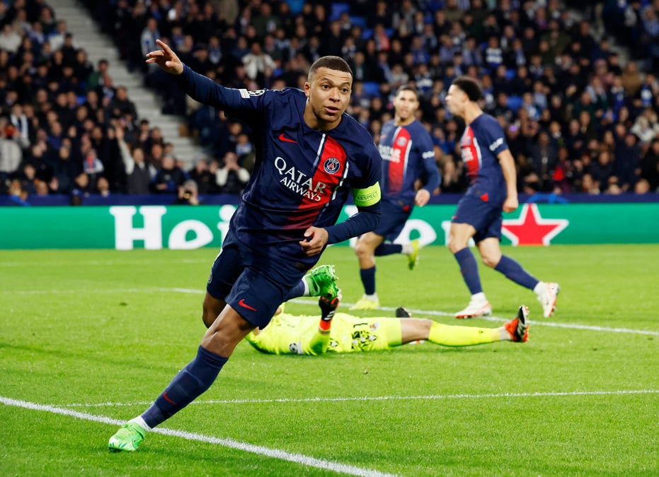 Le joueur du paris st germain kylian mbappe lors d'un match de la ligue des champions contre la real sociedad