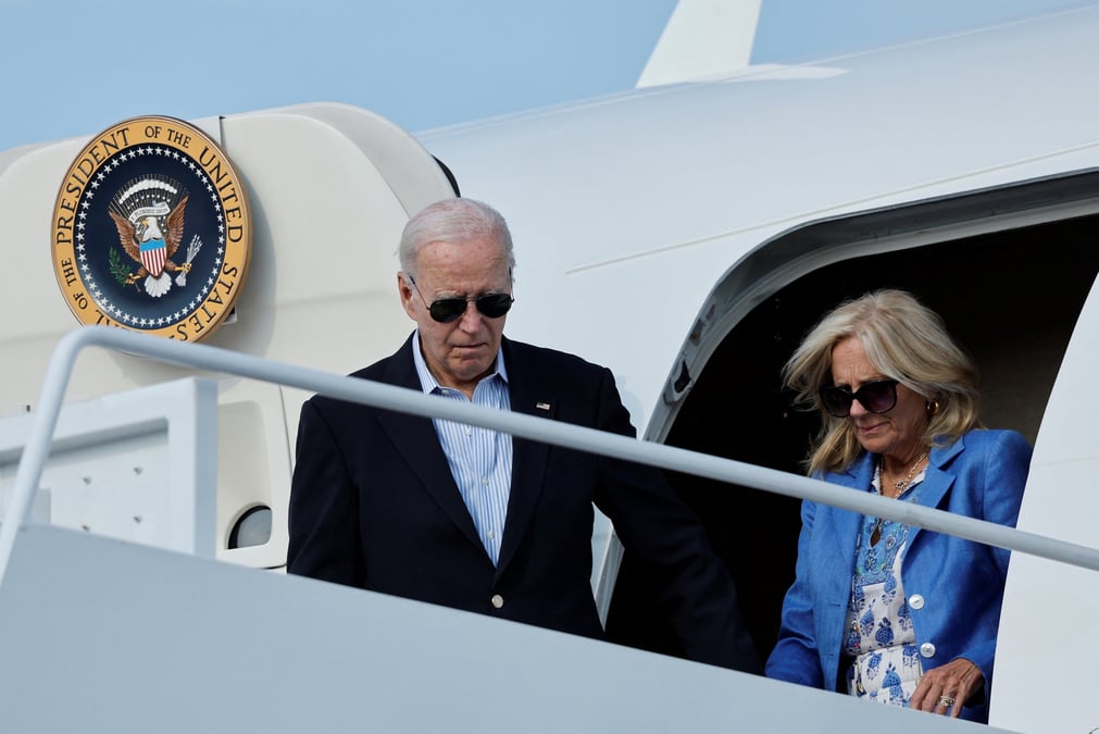Le president americain joe biden et la premiere dame jill biden debarquent d'air force one dans une base aerienne de maryland