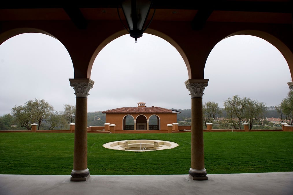 Vue de l'arriere-cour d'une maison de luxe a newport beach, californie.