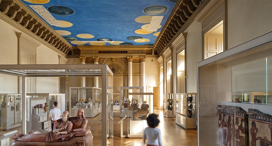 Visite guidée du Louvre comme vous ne l'avez jamais vu par Thomas Schlesser, l’auteur du best-seller « Les Yeux de Mona ». Plafond peint par Cy Twombly en 2010 pour la salle des Bronzes.
