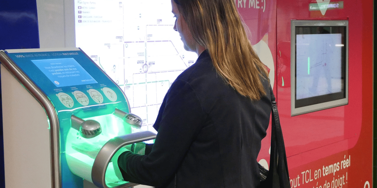 La borne installée à la station de la Part-Dieu du réseau de transport lyonnais, développée par EverCleanHand, permet d'appliquer en quelques secondes et selon une technique de micro-nébulisation un gel hydro-végétal désinfectant.
