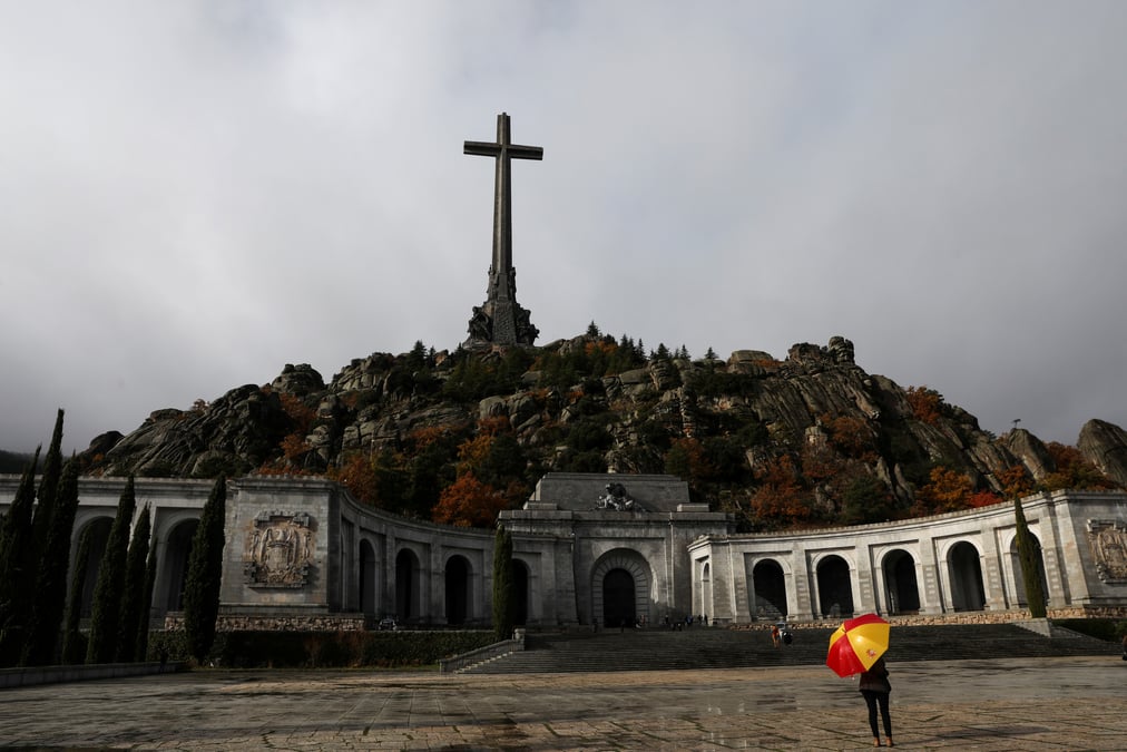 Madrid fixe au 10 juin l'exhumation des restes du general franco