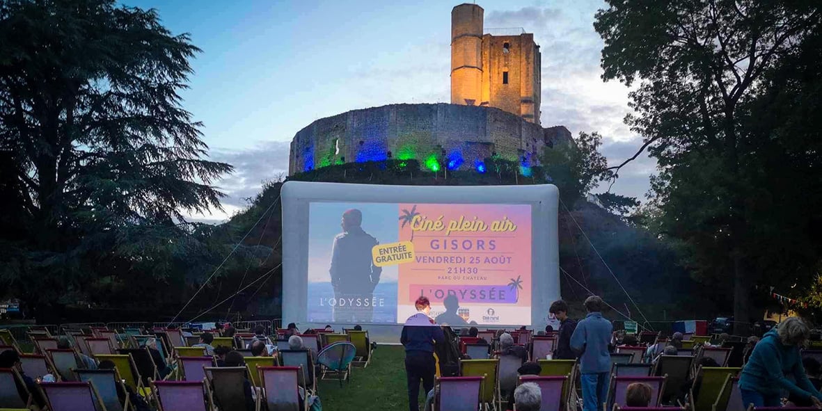 Habits d’été à Gisors fin août 2023 pour Ciné Rural 60, qui parcourt près de 100 000 kilomètres chaque année dans l’Oise.